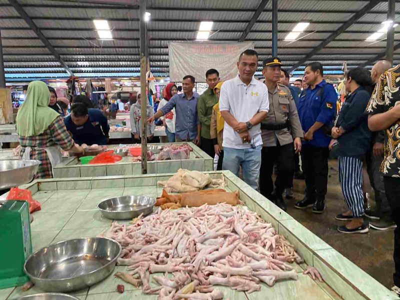 Penjabat (Pj) Wali Kota Tanjungpinang, Andri Rizal, didampingi Dinas Perdagangan dan Perindustrian (Disdagin) dan Bagian Ekonomi lakukan monitoring pasar tradisional, pasar moderen serta distributor menjelang lebaran idul adha 2024. Foto: Diskominfo Tanjungpinang
