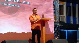 Penjabat (Pj) Walikota Tanjungpinang Andri Rizal Siregar mengikuti malam perayaan Hari Suci Waisak di Jalan Merdeka Tanjungpinang, Jumat (31/5/2024) malam. Foto: Diskominfo Tanjungpinang