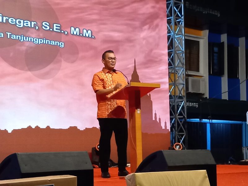 Penjabat (Pj) Walikota Tanjungpinang Andri Rizal Siregar mengikuti malam perayaan Hari Suci Waisak di Jalan Merdeka Tanjungpinang, Jumat (31/5/2024) malam. Foto: Diskominfo Tanjungpinang