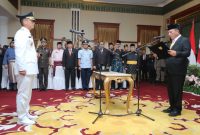 Gubernur Kepulauan Riau H. Ansar Ahmad atas nama Presiden Joko Widodo melantik Asisten Administrasi Umum Pemprov Kepri, Andri Rizal sebagai Penjabat (Pj.) Walikota Tanjungpinang, di Gedung Daerah, Tanjungpinang, Jumat (31/5/2024) pagi. Andri Rizal akan memimpin roda pemerintahan Kota Tanjungpinang hingga ditetapkannya Walikota Terpilih di Pilkada 2024. Foto: Diskominfo Tanjungpinang