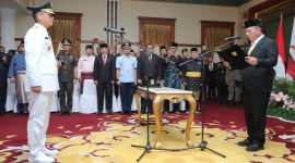 Gubernur Kepulauan Riau H. Ansar Ahmad atas nama Presiden Joko Widodo melantik Asisten Administrasi Umum Pemprov Kepri, Andri Rizal sebagai Penjabat (Pj.) Walikota Tanjungpinang, di Gedung Daerah, Tanjungpinang, Jumat (31/5/2024) pagi. Andri Rizal akan memimpin roda pemerintahan Kota Tanjungpinang hingga ditetapkannya Walikota Terpilih di Pilkada 2024. Foto: Diskominfo Tanjungpinang