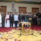 Gubernur Kepulauan Riau H. Ansar Ahmad atas nama Presiden Joko Widodo melantik Asisten Administrasi Umum Pemprov Kepri, Andri Rizal sebagai Penjabat (Pj.) Walikota Tanjungpinang, di Gedung Daerah, Tanjungpinang, Jumat (31/5/2024) pagi. Andri Rizal akan memimpin roda pemerintahan Kota Tanjungpinang hingga ditetapkannya Walikota Terpilih di Pilkada 2024. Foto: Diskominfo Tanjungpinang