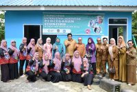 Ketua TP-PKK Provinsi Kepulauan Riau Hj. Dewi Kumalasari Ansar secara resmi meluncurkan dua program penting di Kabupaten Bintan, yaitu Gerakan Sayang Ibu Anak (Gesa Buana) dan Posyandu Holistik Integrasi serta Intervensi Serentak Pencegahan Stunting. Peluncuran dua program tersebut dilaksanakan di Posyandu Melati Indah, Toapaya, Bintan (11/6/2024). Foto: Diskominfo Kepri