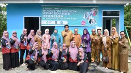 Ketua TP-PKK Provinsi Kepulauan Riau Hj. Dewi Kumalasari Ansar secara resmi meluncurkan dua program penting di Kabupaten Bintan, yaitu Gerakan Sayang Ibu Anak (Gesa Buana) dan Posyandu Holistik Integrasi serta Intervensi Serentak Pencegahan Stunting. Peluncuran dua program tersebut dilaksanakan di Posyandu Melati Indah, Toapaya, Bintan (11/6/2024). Foto: Diskominfo Kepri