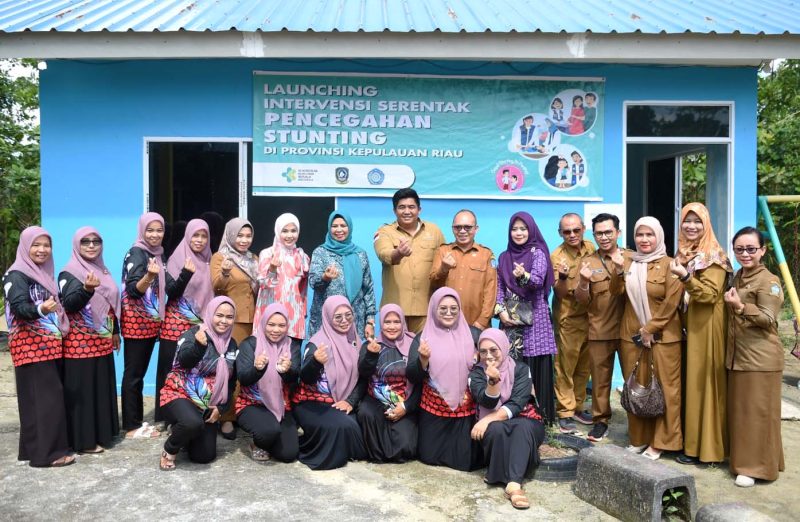 Ketua TP-PKK Provinsi Kepulauan Riau Hj. Dewi Kumalasari Ansar secara resmi meluncurkan dua program penting di Kabupaten Bintan, yaitu Gerakan Sayang Ibu Anak (Gesa Buana) dan Posyandu Holistik Integrasi serta Intervensi Serentak Pencegahan Stunting. Peluncuran dua program tersebut dilaksanakan di Posyandu Melati Indah, Toapaya, Bintan (11/6/2024). Foto: Diskominfo Kepri