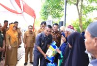 Sebanyak 5.000 Keluarga Penerima Manfaat (KPM) di Kota Tanjungpinang menerima bantuan sosial dari Dinas Sosial Provinsi Kepulauan Riau. Bantuan ini disalurkan untuk mendukung kesejahteraan masyarakat di empat kecamatan di Tanjungpinang. Foto: Diskominfo Tanjungpinang