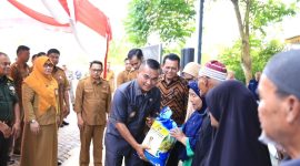 Sebanyak 5.000 Keluarga Penerima Manfaat (KPM) di Kota Tanjungpinang menerima bantuan sosial dari Dinas Sosial Provinsi Kepulauan Riau. Bantuan ini disalurkan untuk mendukung kesejahteraan masyarakat di empat kecamatan di Tanjungpinang. Foto: Diskominfo Tanjungpinang