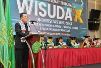 Gubernur Ansar saat memberikan sambutan pada acara Sidang Senat Terbuka Wisuda Angkatan X Universitas Ibnu Sina bertempat di Ballroom Hotel Planet Holiday Kota  Batam, Selasa  (11/6/2024). Foto: Diskominfo Kepri