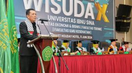 Gubernur Ansar saat memberikan sambutan pada acara Sidang Senat Terbuka Wisuda Angkatan X Universitas Ibnu Sina bertempat di Ballroom Hotel Planet Holiday Kota  Batam, Selasa  (11/6/2024). Foto: Diskominfo Kepri