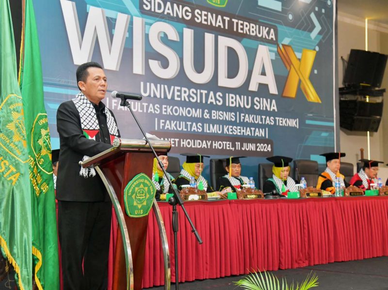Gubernur Ansar saat memberikan sambutan pada acara Sidang Senat Terbuka Wisuda Angkatan X Universitas Ibnu Sina bertempat di Ballroom Hotel Planet Holiday Kota  Batam, Selasa  (11/6/2024). Foto: Diskominfo Kepri