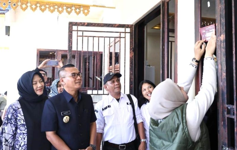 Penjabat (Pj.) Wali Kota Tanjungpinang, Andri Rizal, mengajak masyarakat untuk berperan aktif dalam proses pemuktahiran data penduduk yang sedang berlangsung menjelang Pilkada serentak, 27 November mendatang. Foto: Diskominfo Tanjungpinang
