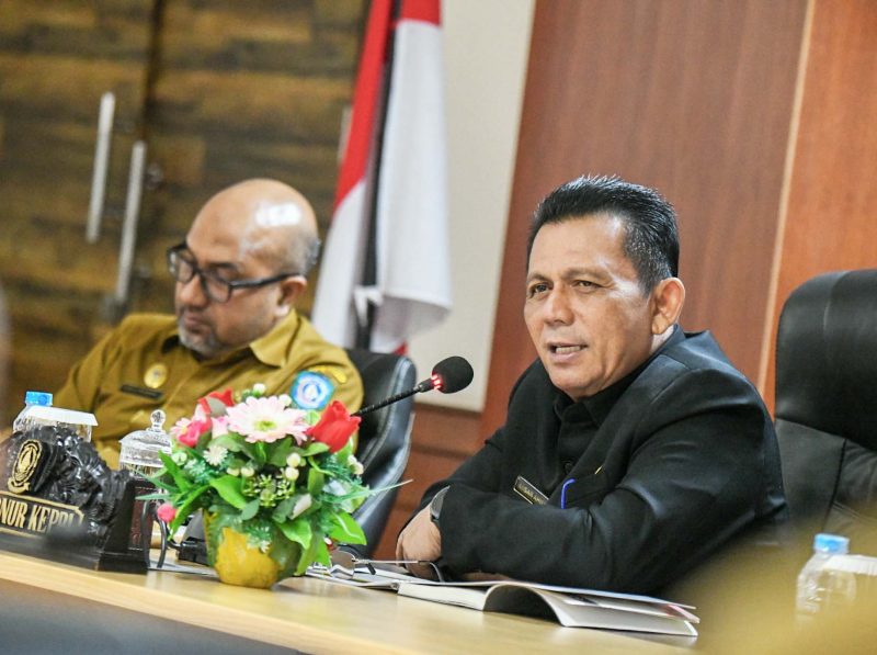 Gubernur Kepulauan Riau H. Ansar Ahmad memimpin Rapat Evaluasi Pelaksanaan Kegiatan Pembangunan di Lingkungan Provinsi Kepulauan Riau yang berlangsung di Ruang Rapat Utama, Lantai IV Kantor Gubernur Kepri, Dompak, Senin (10/6/2024). Foto: Diskominfo Kepri