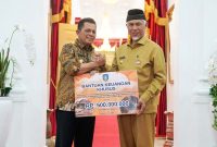 Pemerintah Provinsi Kepulauan Riau (Kepri) bersama masyarakat Kepri memberikan bantuan senilai Rp939 juta kepada korban banjir bandang di Provinsi Sumatra Barat (Sumbar). Bantuan tersebut diserahkan langsung oleh Gubernur Kepri, Ansar Ahmad, kepada Gubernur Sumbar, Mahyeldi, di Padang, pada Senin (3/6/2024). Foto: Diskominfo Kepri