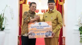 Pemerintah Provinsi Kepulauan Riau (Kepri) bersama masyarakat Kepri memberikan bantuan senilai Rp939 juta kepada korban banjir bandang di Provinsi Sumatra Barat (Sumbar). Bantuan tersebut diserahkan langsung oleh Gubernur Kepri, Ansar Ahmad, kepada Gubernur Sumbar, Mahyeldi, di Padang, pada Senin (3/6/2024). Foto: Diskominfo Kepri