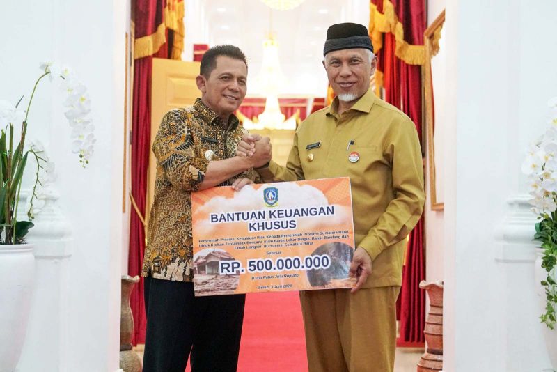 Pemerintah Provinsi Kepulauan Riau (Kepri) bersama masyarakat Kepri memberikan bantuan senilai Rp939 juta kepada korban banjir bandang di Provinsi Sumatra Barat (Sumbar). Bantuan tersebut diserahkan langsung oleh Gubernur Kepri, Ansar Ahmad, kepada Gubernur Sumbar, Mahyeldi, di Padang, pada Senin (3/6/2024). Foto: Diskominfo Kepri