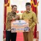 Pemerintah Provinsi Kepulauan Riau (Kepri) bersama masyarakat Kepri memberikan bantuan senilai Rp939 juta kepada korban banjir bandang di Provinsi Sumatra Barat (Sumbar). Bantuan tersebut diserahkan langsung oleh Gubernur Kepri, Ansar Ahmad, kepada Gubernur Sumbar, Mahyeldi, di Padang, pada Senin (3/6/2024). Foto: Diskominfo Kepri