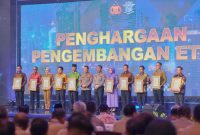 Gubernur Kepulauan Riau H. Ansar Ahmad menerima penghargaan dari Kapolri Jenderal Pol. Listyo Sigit Prabowo atas dukungan yang diberikan Pemerintah Provinsi Kepri untuk pengembangan sistem Electronic Traffic Law Enforcement (ETLE) atau tilang elektronik di Kepri. Foto: Diskominfo Kepri