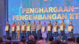 Gubernur Kepulauan Riau H. Ansar Ahmad menerima penghargaan dari Kapolri Jenderal Pol. Listyo Sigit Prabowo atas dukungan yang diberikan Pemerintah Provinsi Kepri untuk pengembangan sistem Electronic Traffic Law Enforcement (ETLE) atau tilang elektronik di Kepri. Foto: Diskominfo Kepri