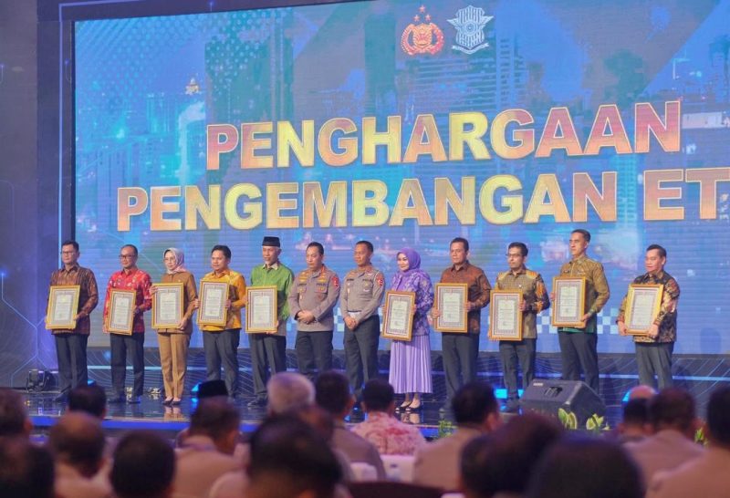 Gubernur Kepulauan Riau H. Ansar Ahmad menerima penghargaan dari Kapolri Jenderal Pol. Listyo Sigit Prabowo atas dukungan yang diberikan Pemerintah Provinsi Kepri untuk pengembangan sistem Electronic Traffic Law Enforcement (ETLE) atau tilang elektronik di Kepri. Foto: Diskominfo Kepri