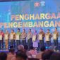 Gubernur Kepulauan Riau H. Ansar Ahmad menerima penghargaan dari Kapolri Jenderal Pol. Listyo Sigit Prabowo atas dukungan yang diberikan Pemerintah Provinsi Kepri untuk pengembangan sistem Electronic Traffic Law Enforcement (ETLE) atau tilang elektronik di Kepri. Foto: Diskominfo Kepri