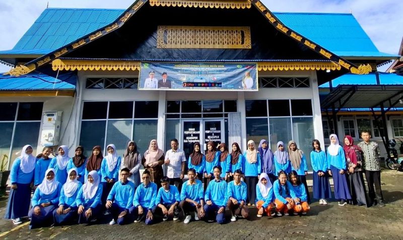 Dalam upaya meningkatkan literasi dan keterampilan masyarakat, Dinas Perpustakaan dan Kearsipan (DPK) Kota Tanjungpinang menyelenggarakan dua pelatihan Microsoft Office dan Eco-print. Foto: Diskominfo Tanjungpinang