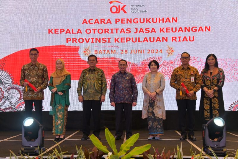 Gubernur Kepulauan Riau H. Ansar Ahmad menghadiri Pengukuhan Kepala Otoritas Jasa Keuangan (OJK) Provinsi Kepulauan Riau. Foto: Diskominfo Kepri