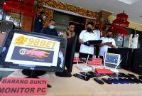 Aparat sedang gencar memberantas judi online. Ilustrasi foto petugas menata barang bukti kasus judi online saat konferensi pers di Polresta Denpasar, Bali, Rabu (24/8/2022). Foto:: ANTARA/Fikri Yusuf