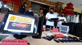 Aparat sedang gencar memberantas judi online. Ilustrasi foto petugas menata barang bukti kasus judi online saat konferensi pers di Polresta Denpasar, Bali, Rabu (24/8/2022). Foto:: ANTARA/Fikri Yusuf