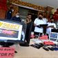 Aparat sedang gencar memberantas judi online. Ilustrasi foto petugas menata barang bukti kasus judi online saat konferensi pers di Polresta Denpasar, Bali, Rabu (24/8/2022). Foto:: ANTARA/Fikri Yusuf