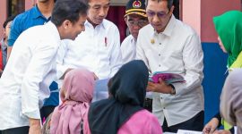 Presiden Jokowi ketika meninjau langsung kegiatan Gerakan Intervensi Serentak Pencegahan Stunting pada Selasa (11/6/2024) yang didampingi Menkes Budi Gunadi Sadikin, Menko PMK Muhadjir Effendy, dan Plt. Gubernur DKI Jakarta Heru Budi Hartono. Foto: Kemenkes