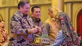Gubernur Kepulauan Riau, Ansar Ahmad, menerima penghargaan prestisius Bintang Abhinaya Jagadhita dari Menteri Koordinator Bidang Perekonomian RI, Airlangga Hartarto, pada puncak peringatan Hari Koperasi Nasional (Harkopnas) ke-77 tahun 2023 yang dilaksanakan di Ballroom Harmoni One Hotel, Kota Batam, Jumat (12/7/2024). Foto: Diskominfo Kepri
