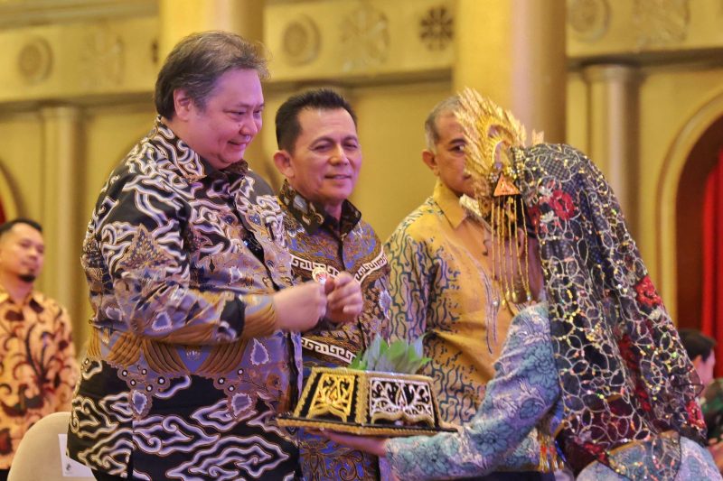 Gubernur Kepulauan Riau, Ansar Ahmad, menerima penghargaan prestisius Bintang Abhinaya Jagadhita dari Menteri Koordinator Bidang Perekonomian RI, Airlangga Hartarto, pada puncak peringatan Hari Koperasi Nasional (Harkopnas) ke-77 tahun 2023 yang dilaksanakan di Ballroom Harmoni One Hotel, Kota Batam, Jumat (12/7/2024). Foto: Diskominfo Kepri