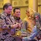 Gubernur Kepulauan Riau, Ansar Ahmad, menerima penghargaan prestisius Bintang Abhinaya Jagadhita dari Menteri Koordinator Bidang Perekonomian RI, Airlangga Hartarto, pada puncak peringatan Hari Koperasi Nasional (Harkopnas) ke-77 tahun 2023 yang dilaksanakan di Ballroom Harmoni One Hotel, Kota Batam, Jumat (12/7/2024). Foto: Diskominfo Kepri