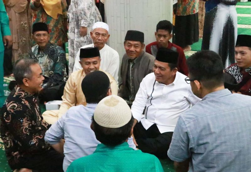 Gubernur Kepulauan Riau H. Ansar Ahmad menyapa hangat warga Kampung Tua Tanjung Sengkuang, Batam, Minggu (30/6/2024). Foto: Diskominfo Kepri