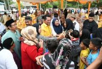 Gubernur Kepulauan Riau, Ansar Ahmad, disambut hangat oleh warga saat menghadiri acara silaturahmi di Kampung Lembang Jaya, Kelurahan Batu Besar, Kecamatan Nongsa, Kota Batam, pada Jumat (19/7/2024). Foto: Diskominfo Kepri
