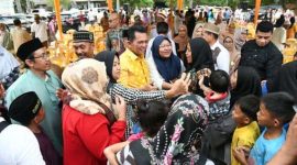 Gubernur Kepulauan Riau, Ansar Ahmad, disambut hangat oleh warga saat menghadiri acara silaturahmi di Kampung Lembang Jaya, Kelurahan Batu Besar, Kecamatan Nongsa, Kota Batam, pada Jumat (19/7/2024). Foto: Diskominfo Kepri
