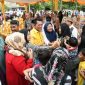 Gubernur Kepulauan Riau, Ansar Ahmad, disambut hangat oleh warga saat menghadiri acara silaturahmi di Kampung Lembang Jaya, Kelurahan Batu Besar, Kecamatan Nongsa, Kota Batam, pada Jumat (19/7/2024). Foto: Diskominfo Kepri
