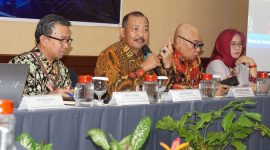 Gubernur Kepulauan Riau Ansar Ahmad diwakili Sekretaris Daerah Provinsi Kepulauan Riau Adi Prihantara menghadiri acara Rapat Koordinasi Daerah dalam rangka Penyusunan Kajian Hilirisasi Investasi Strategis Tahun 2024 di Provinsi Kepri bertempat di Hotel Aston Tanjungpinang, Kamis (4/7/2024). Foto: Diskominfo Kepri