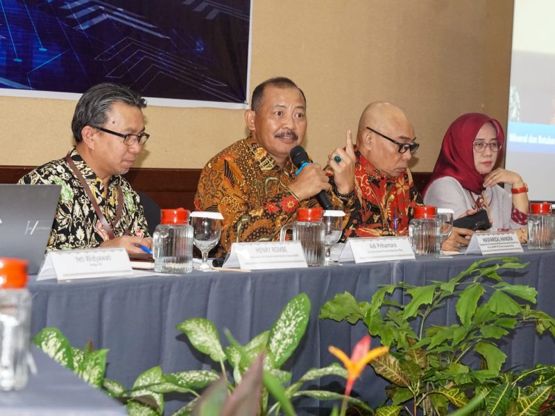 Gubernur Kepulauan Riau Ansar Ahmad diwakili Sekretaris Daerah Provinsi Kepulauan Riau Adi Prihantara menghadiri acara Rapat Koordinasi Daerah dalam rangka Penyusunan Kajian Hilirisasi Investasi Strategis Tahun 2024 di Provinsi Kepri bertempat di Hotel Aston Tanjungpinang, Kamis (4/7/2024). Foto: Diskominfo Kepri