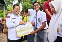 Gubernur Kepulauan Riau, Ansar Ahmad, menyalurkan bantuan senilai Rp3,13 miliar kepada masyarakat Desa Rejai, Kecamatan Bakung Serumpun, sebagai bagian dari upaya meningkatkan kesejahteraan dan infrastruktur desa. Foto: Diskominfo Kepri