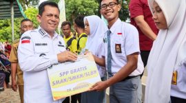 Gubernur Kepulauan Riau, Ansar Ahmad, menyalurkan bantuan senilai Rp3,13 miliar kepada masyarakat Desa Rejai, Kecamatan Bakung Serumpun, sebagai bagian dari upaya meningkatkan kesejahteraan dan infrastruktur desa. Foto: Diskominfo Kepri