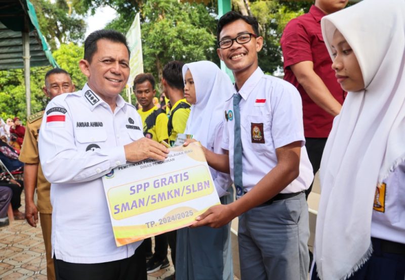 Gubernur Kepulauan Riau, Ansar Ahmad, menyalurkan bantuan senilai Rp3,13 miliar kepada masyarakat Desa Rejai, Kecamatan Bakung Serumpun, sebagai bagian dari upaya meningkatkan kesejahteraan dan infrastruktur desa. Foto: Diskominfo Kepri