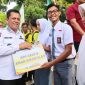 Gubernur Kepulauan Riau, Ansar Ahmad, menyalurkan bantuan senilai Rp3,13 miliar kepada masyarakat Desa Rejai, Kecamatan Bakung Serumpun, sebagai bagian dari upaya meningkatkan kesejahteraan dan infrastruktur desa. Foto: Diskominfo Kepri