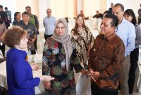 Dalam rangka melihat langsung perkembangan persiapan dan pelaksanaan kegiatan Program Compact II, Chief Executive Officer Milllennium Challenge Corporation (CEO MCC), Ms. Alice Albright,  Direktur Eksekutif MCA-Indonesia II Maurin Sitorus, rombongan Bappenas RI, dan Pemprov Kepri meninjau Pelantar I, Pelantar II, Pelantar Kuning, dan Pasar, pada Kamis (25/7). Foto: Diskominfo Kepri
