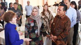 Dalam rangka melihat langsung perkembangan persiapan dan pelaksanaan kegiatan Program Compact II, Chief Executive Officer Milllennium Challenge Corporation (CEO MCC), Ms. Alice Albright,  Direktur Eksekutif MCA-Indonesia II Maurin Sitorus, rombongan Bappenas RI, dan Pemprov Kepri meninjau Pelantar I, Pelantar II, Pelantar Kuning, dan Pasar, pada Kamis (25/7). Foto: Diskominfo Kepri