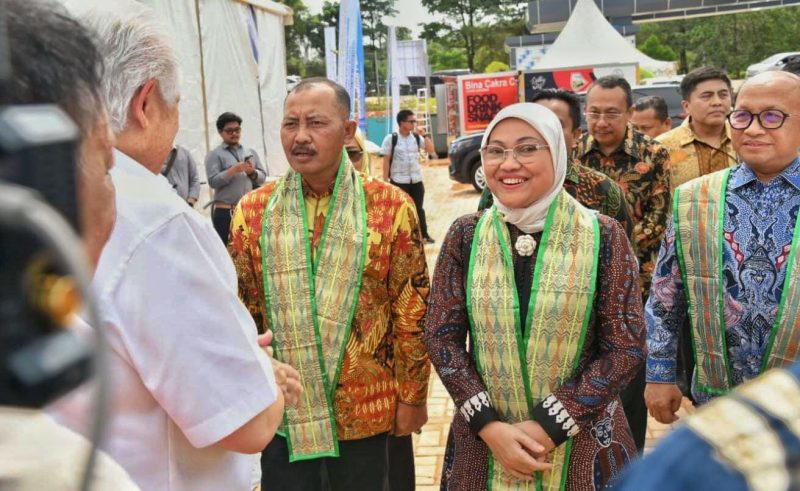 Menteri Tenaga Kerja (Menaker) RI Ida Fauziyah didampingi Sekretaris Daerah Provinsi Kepri, Adi Prihantara yang mewakili Gubernur Ansar Ahmad meresmikan Satuan Pelayanan Pelatihan Vokasi dan Produktivitas Batam, di Kawasan Industri Kabil Nongsa Batam, Rabu (10/7/2024). Foto: Diskominfo Kepri