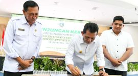 Gubernur Kepulauan Riau H Ansar Ahmad menyerahkan bantuan senilai total Rp 31,06 miliar untuk masyarakat Kabupaten Bintan dalam acara silaturahmi di Aula Kantor Bupati Bintan, Jumat (26/7/2024). Foto: Diskominfo Kepri