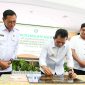Gubernur Kepulauan Riau H Ansar Ahmad menyerahkan bantuan senilai total Rp 31,06 miliar untuk masyarakat Kabupaten Bintan dalam acara silaturahmi di Aula Kantor Bupati Bintan, Jumat (26/7/2024). Foto: Diskominfo Kepri