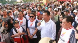 Gubernur Kepulauan Riau, Ansar Ahmad, bersama Ketua Umum Dekopin, Nurdin Halid, melepas peserta jalan santai dalam rangka peringatan Hari Koperasi Nasional (Harkopnas) ke-77 di Hotel Harmoni One, Batam, pada Sabtu (13/7/2024). Foto: Diskominfo Kepri
