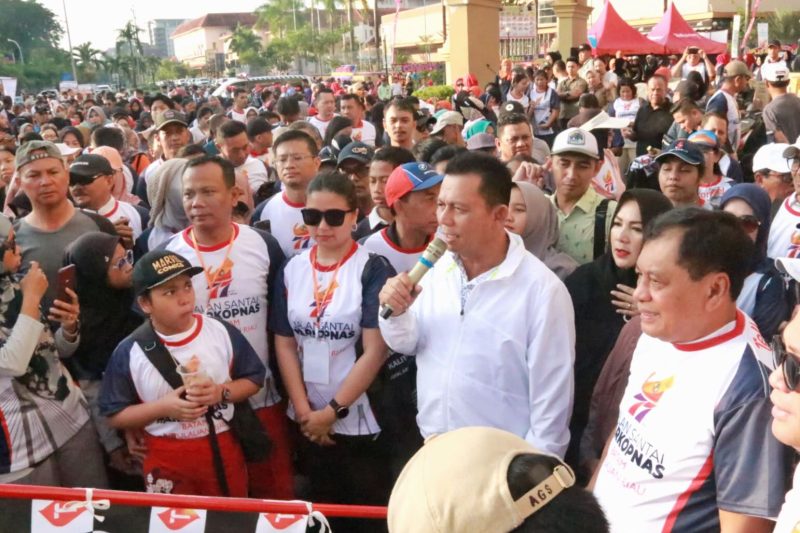 Gubernur Kepulauan Riau, Ansar Ahmad, bersama Ketua Umum Dekopin, Nurdin Halid, melepas peserta jalan santai dalam rangka peringatan Hari Koperasi Nasional (Harkopnas) ke-77 di Hotel Harmoni One, Batam, pada Sabtu (13/7/2024). Foto: Diskominfo Kepri